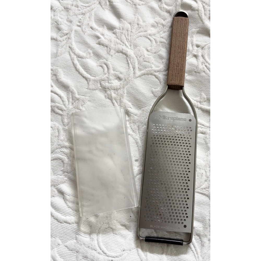 Microplane Master Series Fine Grater Wood Handle Stainless Steel USA With Cover